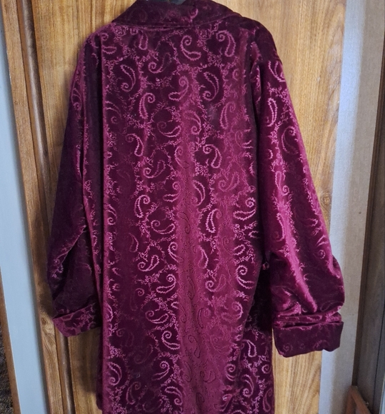 Exquisite Burgundy pattered velvet party coat. - Picture 2 of 3